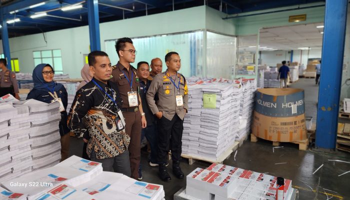 Kapolres dan Ketua KPU Kampar Tinjau Proses Pencetakan Surat Suara Pemilihan Bupati Kampar 2024