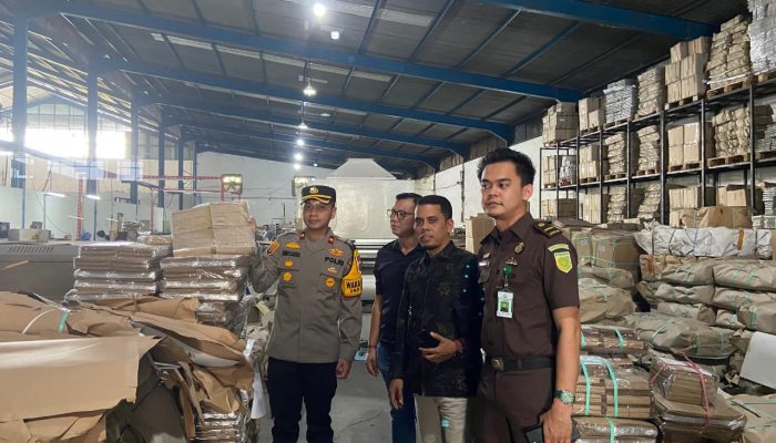 KPU Kampar Cek Langsung Pengadaan Logistik Pilkada ke Perusahaan Percetakan di Pasuruan