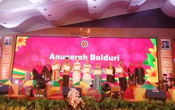 Baiduri memberikan penghargaan kepada perempuan berkarya dan berdedikasi