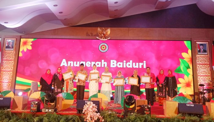 Baiduri memberikan penghargaan kepada perempuan berkarya dan berdedikasi